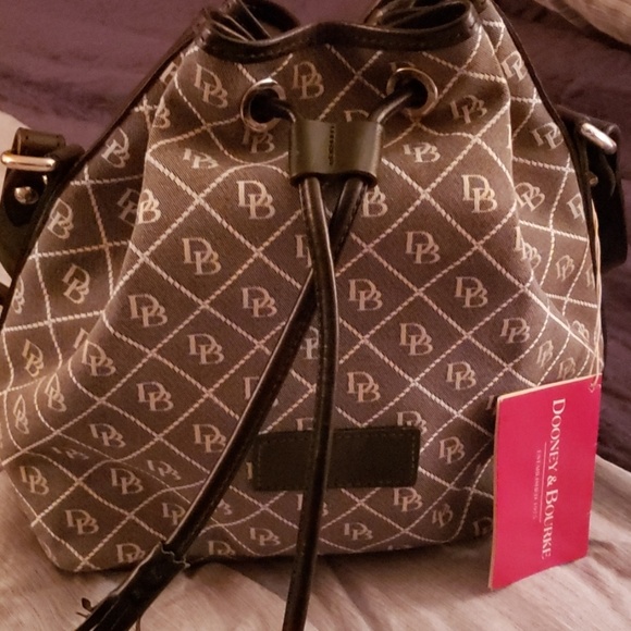 Dooney & Bourke monogram medium bucket purse. - Picture 1 of 4